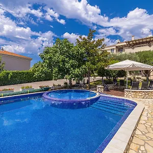 Appartement Haya With Heated Pool Linardići